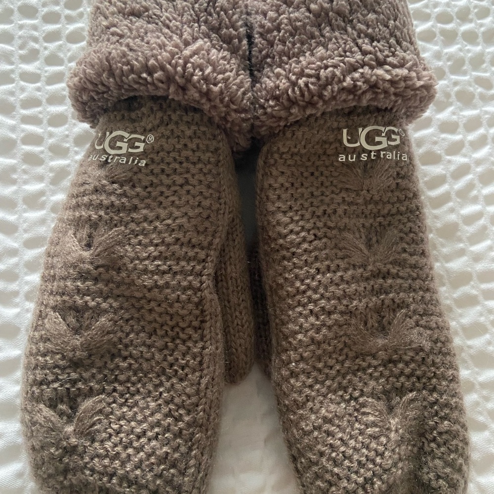 Grayish Cable Knit Ladies Mittens